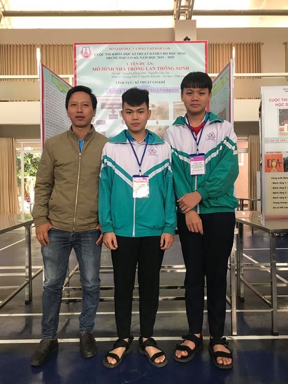 Em Nguyễn Hồng Sơn  (bên phải) và em Nguyễn Tiến Tài (giữa) nhận giải Nhì tại Cuộc thi khoa học,  kỹ thuật dành cho học sinh THCS tỉnh  Đắk Lắk  năm học  2019 - 2020. 