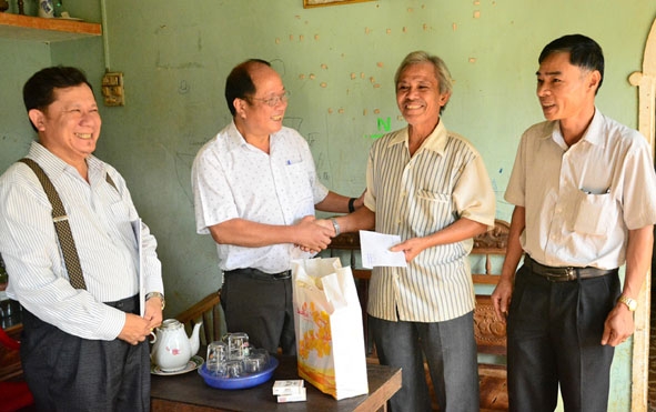 Lãnh đạo huyện Krông Pắc tặng quà cho gia đình thương binh ở thị trấn Phước An.     Ảnh: Đ.Triều