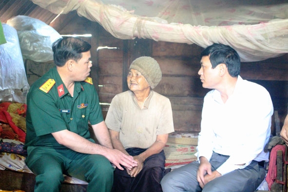 Đoàn công tác của tỉnh thăm gia đình chính sách ở xã Ea Hồ (huyện Krông Năng) nhân dịp kỷ niệm 72 năm Ngày Thương binh liệt sĩ (27-7-1947 - 27-7-2019). 