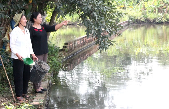 Chị Trịnh Thị Tuyết (bên phải) thăm mô hình phát triển kinh tế của hội viên.   