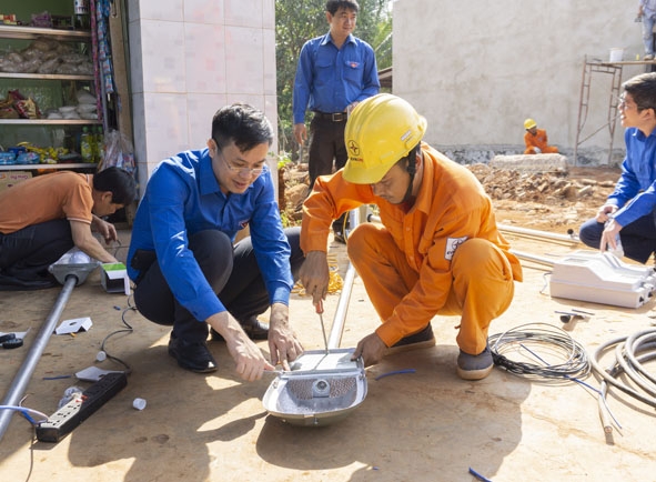  Đoàn viên thanh niên huyện Ea Kar hỗ trợ  lắp bóng điện cho công trình 