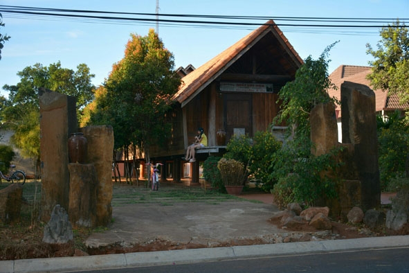 Nếp nhà dài truyền thống ở buôn Akô Dhông.