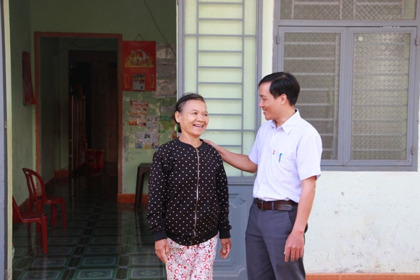 Cán bộ Phòng  LĐ-TBXH huyện  Krông Ana  thăm hỏi  bà Ngô Thị Lự  (thôn 2, xã  Quảng Điền).