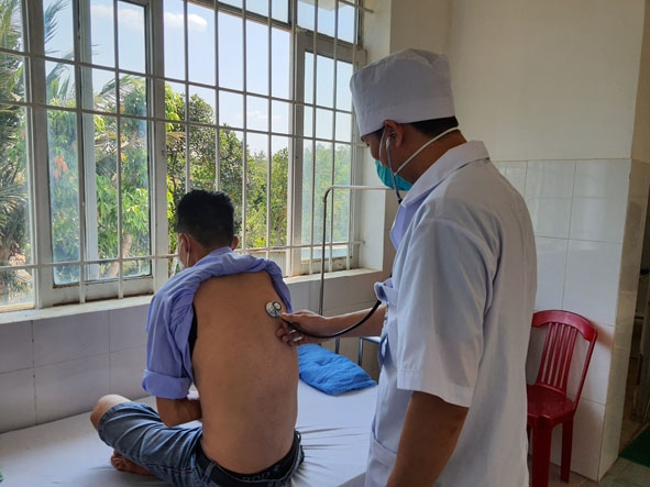Một bệnh nhân đang được  khám và điều trị tại Bệnh viện Lao và bệnh Phổi  Đắk Lắk.  Ảnh: Quang Nhật