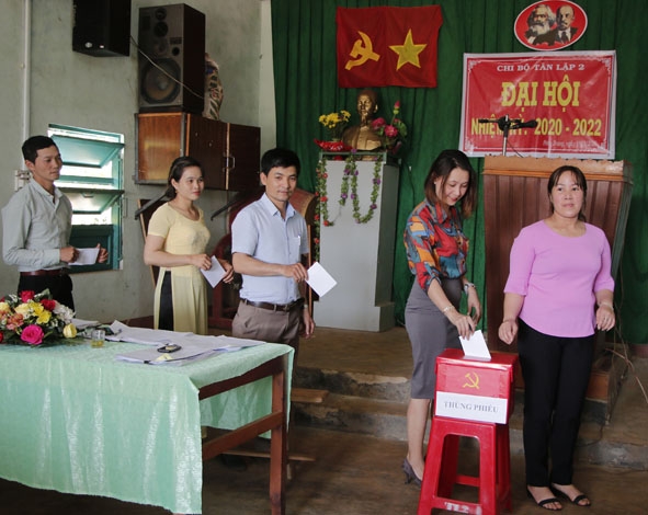 Đảng viên Chi bộ thôn Tân Lập 2 bỏ phiếu bầu cấp ủy nhiệm kỳ 2020-2022. 