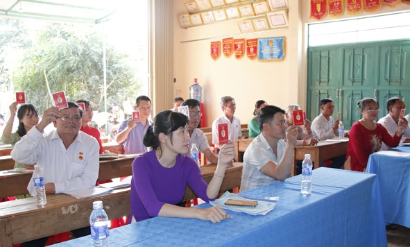 Đảng viên chi bộ thôn Tân Lập 3 biểu quyết tại đại hội chi bộ nhiệm kỳ 2020-2022. 