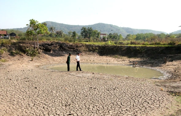 Các ao trữ nước trên địa bàn xã Ea Păl (huyện Ea Kar) đã cạn kiệt nước. 
