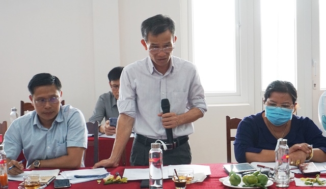Chủ tịch UBND huyện Buôn Đôn Nguyễn Như Bút báo cáo tại buổi làm việc.