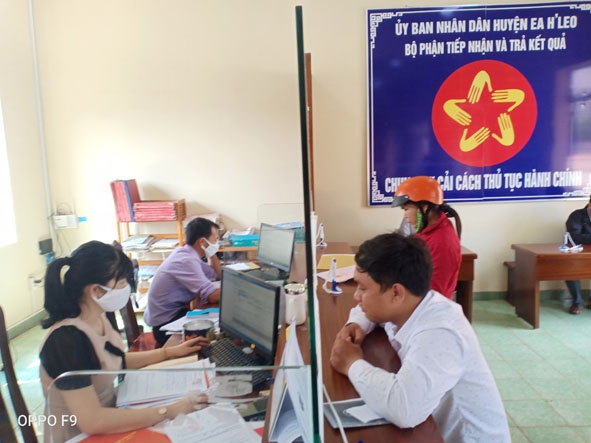 Giải quyết thủ tục hành chính tại Bộ phận Tiếp nhận và trả kết quả của UBND huyện Ea H'leo.   