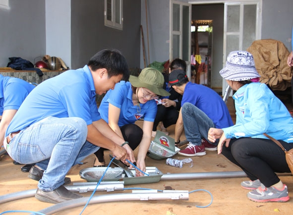 Đoàn viên thanh niên tham gia xây dựng công trình thanh niên “Thắp sáng đường quê” tại buôn Cuôr Đăng A, xã Cuôr Đăng, huyện Cư M’gar. 
