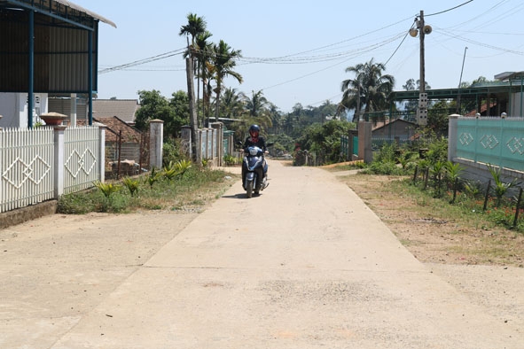 Đoạn đường bê tông thôn 1 (xã Yang Reh) được xây dựng từ nguồn vốn Chương trình 135.