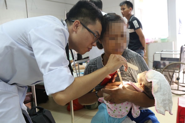 Bệnh nhân mắc tiêu chảy cấp đang được điều trị tại Khoa Nhi tổng hợp (Bệnh viện Đa khoa vùng Tây Nguyên). 