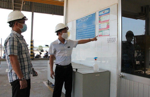 Chi nhánh Công ty Cổ phần Chăn nuôi CP Việt Nam huyện Ea Kar lắp đặt nhiều bảng hướng dẫn và áp phích tuyên truyền cách phòng chống dịch bệnh Covid-19.