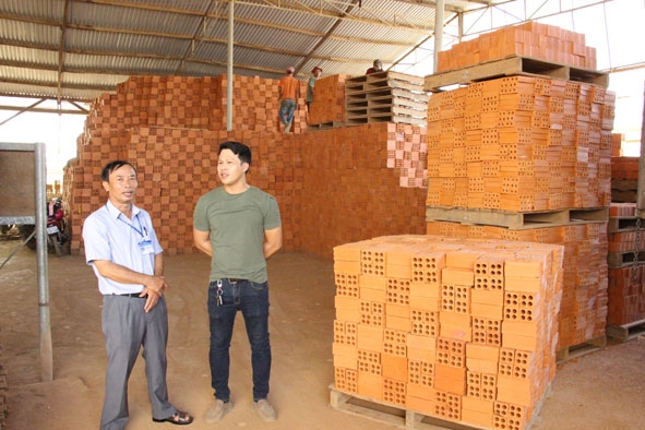 Cán bộ Chi cục thuế Khu vực Krông Ana - Cư Kuin kiểm tra thực tế tại Doanh nghiệp Tư nhân Thương mại -  Sản xuất - Vận tải Thanh Sơn.  