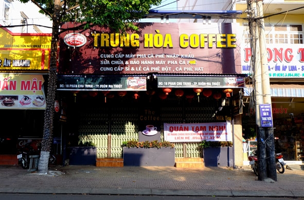 Không thuộc danh mục các cơ sở tạm ngừng hoạt động nhưng quán cà phê Trung Hòa (đường Phan Chu Trinh, TP. Buôn Ma Thuột) đã chủ động  tạm ngừng kinh doanh để phòng chống Covid-19. 