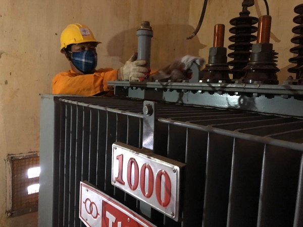 Công nhân Công ty Điện lực Đắk Lắk thao tác cấp điện cho khu Bệnh viện dã chiến
