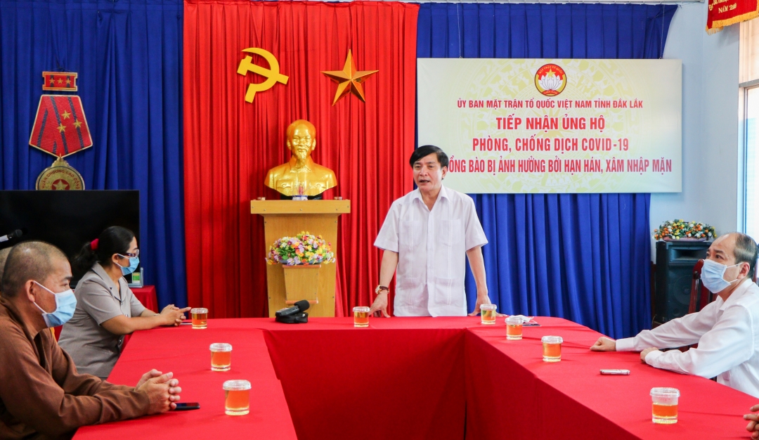 Đồng chí Bùi Văn Cường, Ủy viên Trung ương Đảng, Bí thư Tỉnh ủy phát biểu tại lễ tiếp nhận.