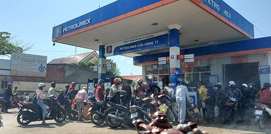 Tình trạng người dân kéo nhau đến mua xăng, dầu về dự trũ trong ngày 30-3 tại huyện M’Đrắk.