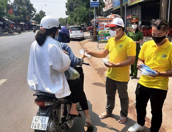 Tình nguyện viên phát khẩu trang cho người dân huyện M'Đrắk