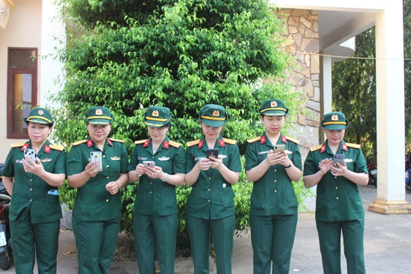 Cán bộ, hội viên Hội Phụ nữ Bộ Chỉ huy Quân sự tỉnh nhắn tin ủng hộ kinh phí phòng chống dịch Covid-19. 