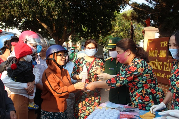 Các đơn vị tặng dung dịch rửa tay và khẩu trang miễn phí cho người dân trên địa bàn phường Tân Thành (TP. Buôn Ma Thuột). 