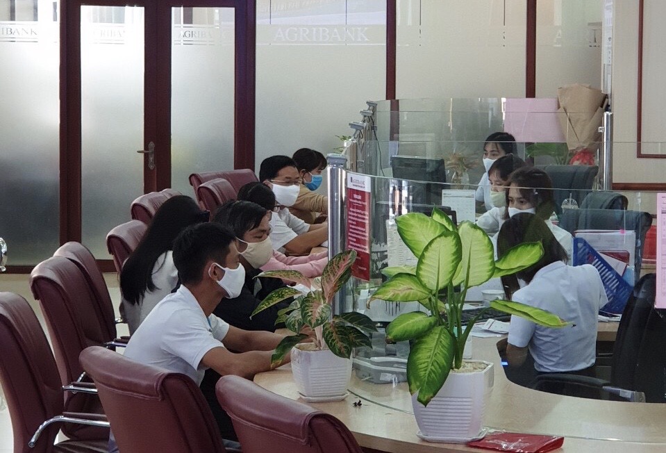 Khách hàng giao dịch tại Agribank Đắk Lắk thực hiện nghiêm các biện pháp phòng chống Covid-19 vào ngày 2-4