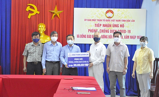 Lãnh đạo Công ty Điện lực Đắk Lắk trao tặng số tiền ủng hộ Quỹ phòng chống dịch bệnh Covid-19