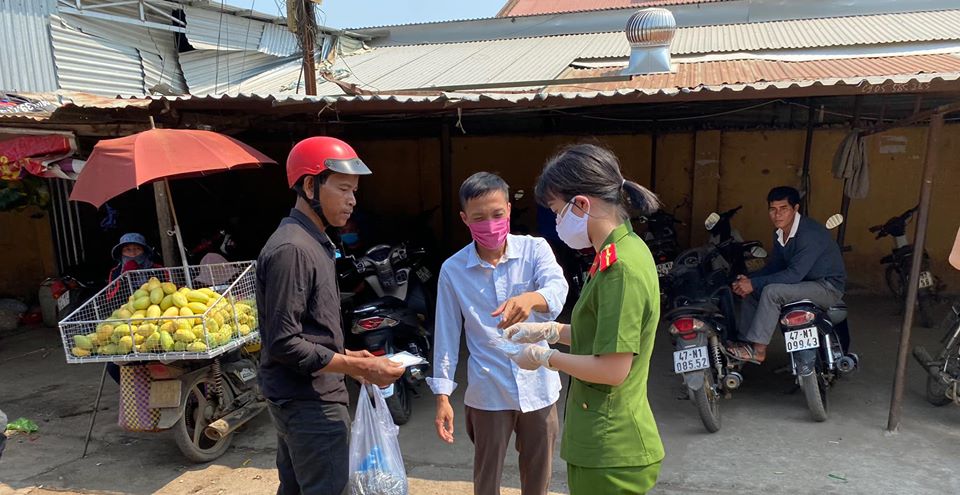 Đoàn viên Đoàn cơ sở Công an huyện Lắk phát khẩu trang miễn phí cho người dân trên địa bàn huyện.