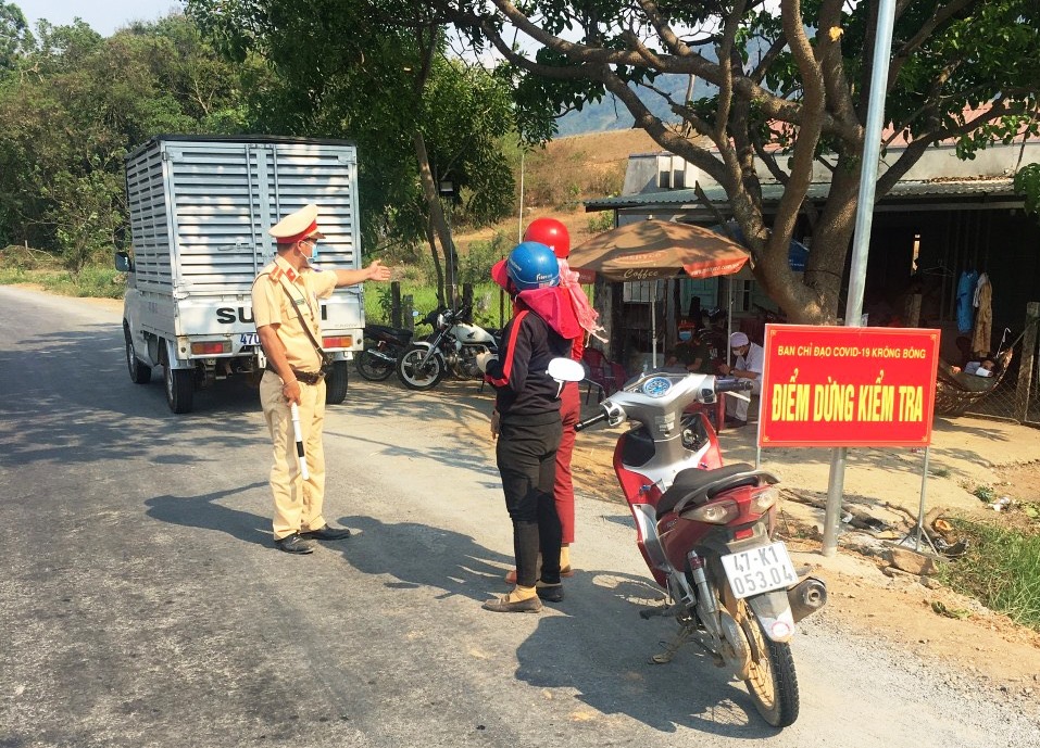 Các lực lượng chức năng kiêm tra người dân ra, vào huyện tại chốt chặn kiểm soát phòng chống dịch Covid-19 ở ngã 3 Yang Reh (xã Yang Reh).