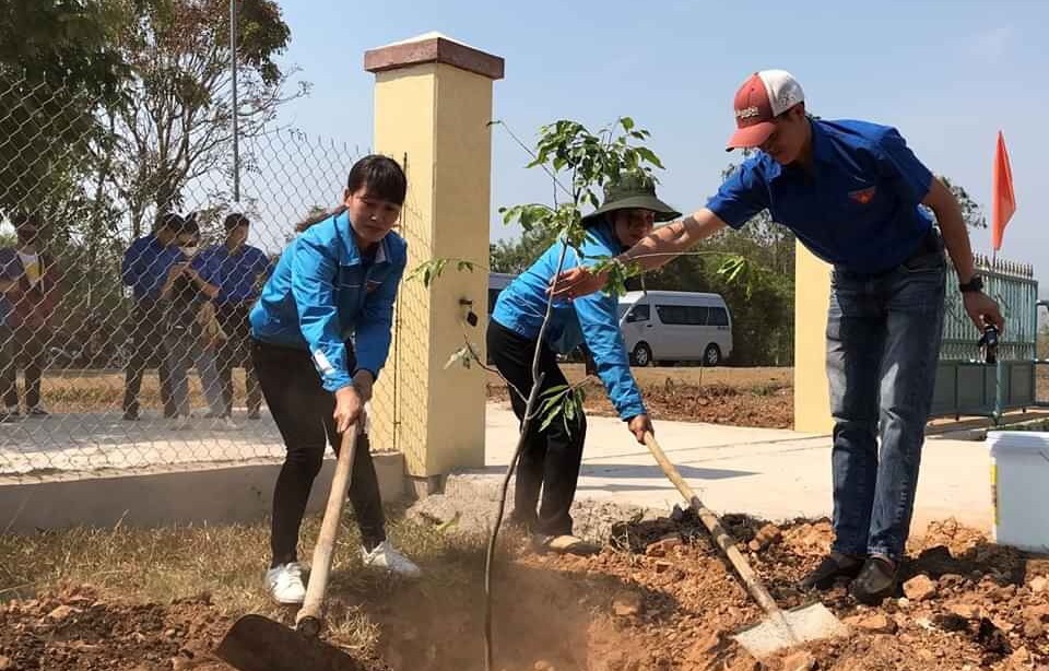 Đoàn viên thanh niên tiến hành trồng mới 500 cây xanh tại trụ sở các cơ quan trên địa bàn huyện.