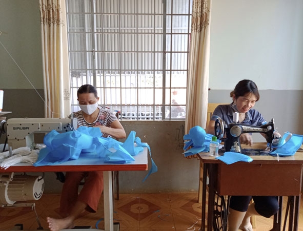 May khẩu trang vải tại điểm may nhà chị Nguyễn Thị Yến (thôn Tân Lập, xã Ea Kpam).