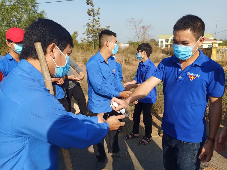 Đoàn viên, thanh niên huyện Ea Súp nghiêm túc thực hiện đeo khẩu trang, rửa tay bằng nước sát khuẩn để phòng chống dịch.