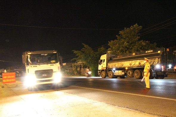 Lực lượng CSGT  Công an tỉnh  hướng dẫn  phương tiện  vào khu vực  kiểm tra y tế  tại chốt kiểm soát  dịch trên Quốc lộ 14  (đoạn qua  xã Hòa Phú,  TP. Buôn Ma Thuột).    