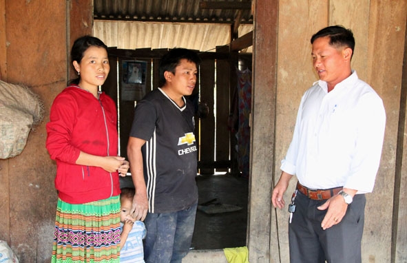 Đảng viên Sùng Minh Sơn, Trưởng thôn Ea Bar tìm hiểu tình hình đời sống của người dân trong thôn.  