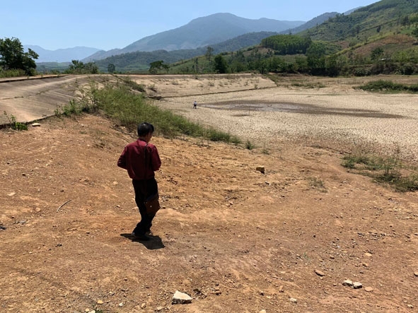 Đập tràn Buôn Triết, huyện Lắk đã kiệt nước hơn một tháng qua.  Ảnh: Công Lý
