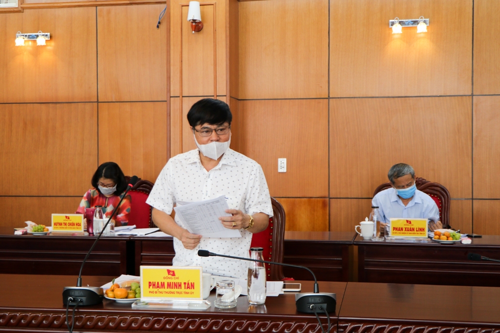 Phó Bí thư Thường trực Tỉnh ủy Phạm Minh Tấn phát biểu tại hội nghị.