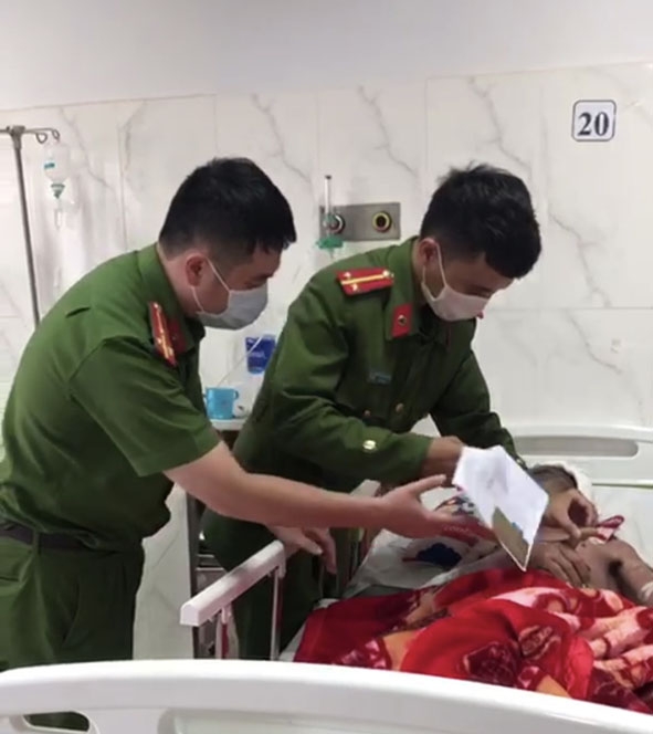 Cán bộ công an đến tận bệnh viện làm chứng minh nhân dân cho anh Vũ Tuấn Hùng. 