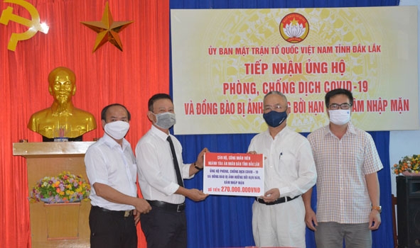 Ủy ban MTTQ Việt Nam tỉnh tiếp nhận kinh phí ủng hộ của ngành Tòa án nhân dân tỉnh.  