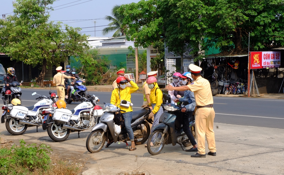 lực lượng cảnh sát giao thông hướng dẫn người dân vào khu vực kiểm tra y tế