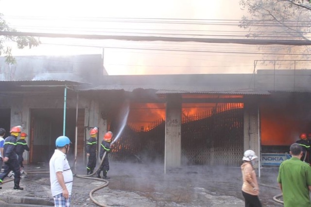 Lực lượng chức năng dập lửa tại một căn nhà ở TP. Buôn Ma Thuột. (Ảnh minh họa) 