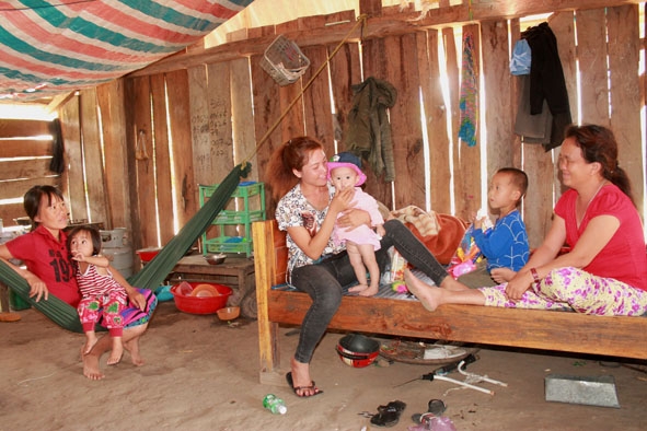 Cuộc sống đông con - nghèo khó của nhiều hộ đồng bào dân tộc Hmông ở xã Ea Sô (huyện Ea Kar).