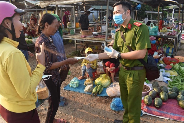 Lực lượng  thanh niên, tình nguyện viên huyện Lắk  phát khẩu trang miễn phí cho người dân trên địa bàn huyện nhằm phòng, chống dịch Covid-19. 