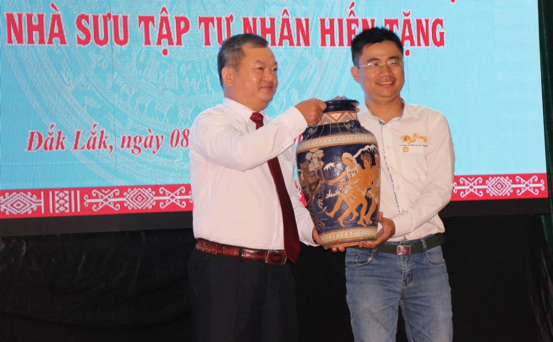 Nhà sưu tập Võ Minh Luân (bên phải) trao tặng hiện vật cho Bảo tàng  Đắk Lắk  năm 2020.  