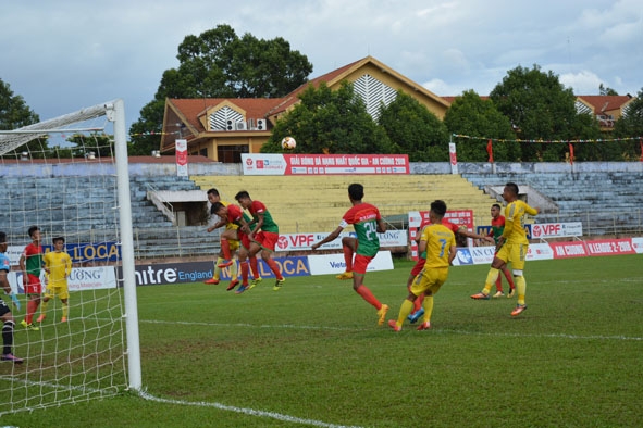 Giải bóng đá hạng Nhất quốc gia - nơi Câu lạc bộ bóng đá  Đắk Lắk  góp mặt  buộc phải hoãn  do dịch bệnh Covid-19. 