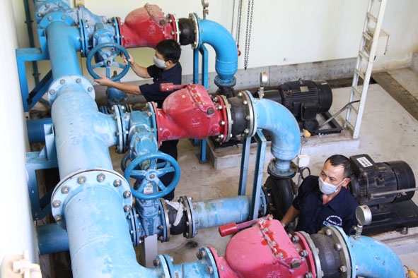 Vận hành hệ thống xử lý nước tại Nhà máy nước Cư Pul (phường Tân Hòa, TP. Buôn Ma Thuột).  
