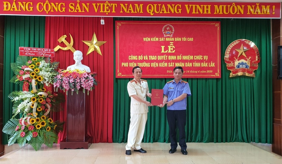 Viện trưởng Viện KSND tỉnh Lê Quang Tiến (bên phải) trao quyết định bổ nhiệm chức vụ Phó Viện trưởng Viện KSND tỉnh cho đồng chí Đinh Quang Cử.