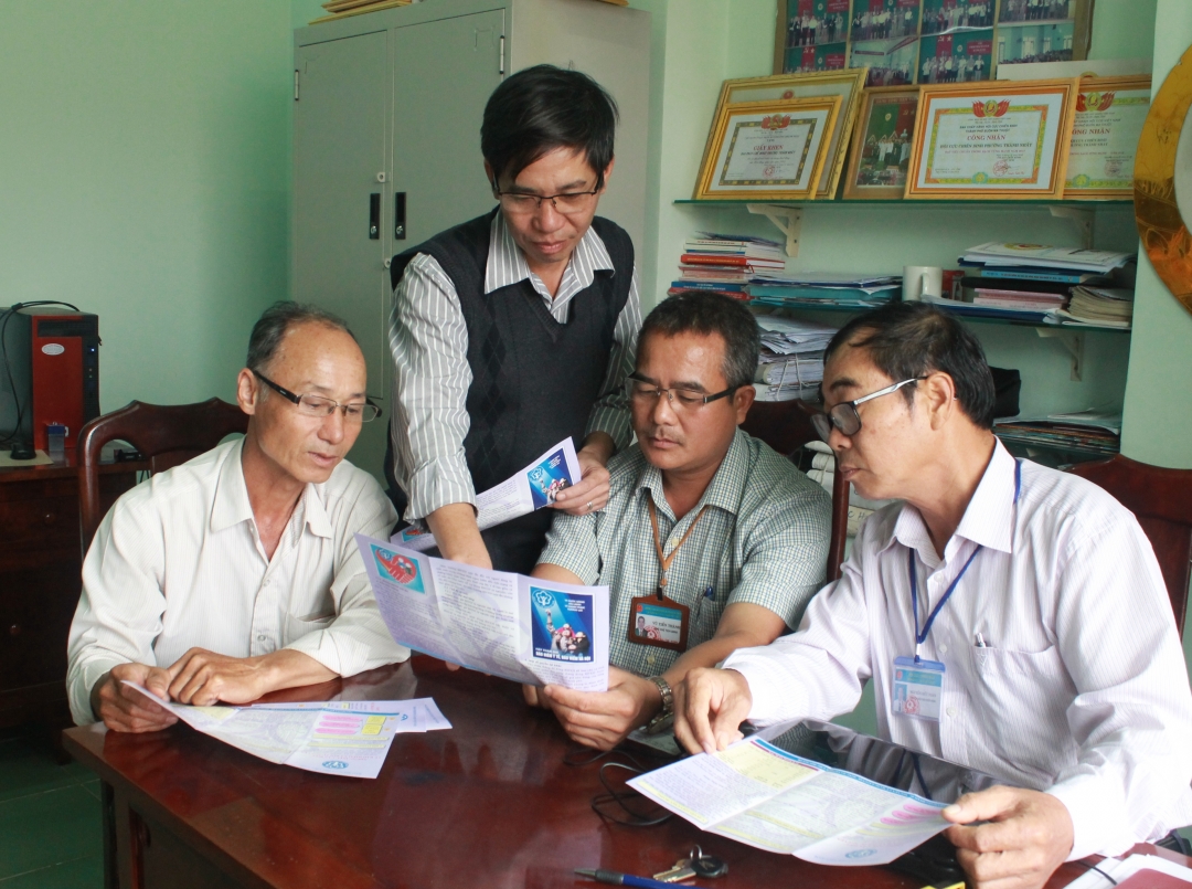 Cán bộ phường Thành Nhất (TP. Buôn Ma Thuột) tìm hiểu chính sách BHXH tự nguyện. 