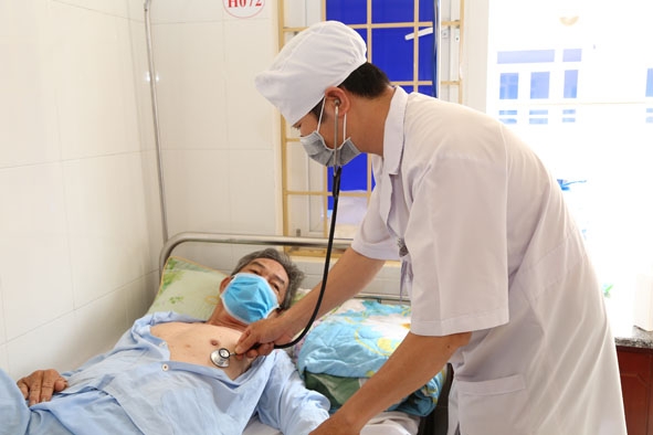 Bác sĩ CK1 Phạm Ngọc Liễu khám cho bệnh nhân tại Khoa Lão, Bệnh viện Y học cổ truyền tỉnh. Ảnh: Đình Thi