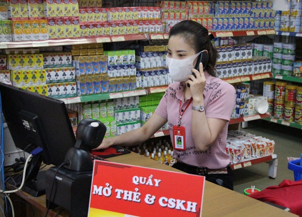                         Bộ phận trực quầy tư vấn đơn hàng online của một siêu thị trên đường Lê Duẩn                          (TP. Buôn Ma Thuột).  