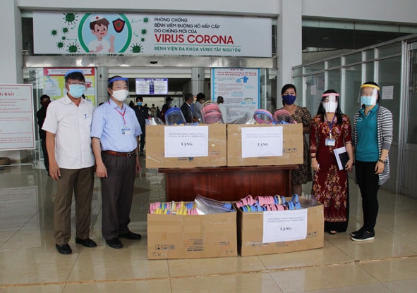 Bệnh viện Đa khoa vùng Tây Nguyên nhận 500 tấm chắn từ phường Thống Nhất để phục vụ công tác chống dịch Covid-19. 